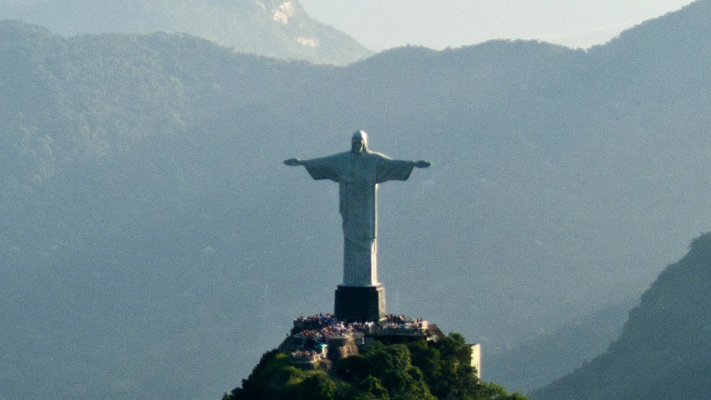 Cristo Redentor no alto do Corcovado, no Rio de Janeiro, entre montanhas
